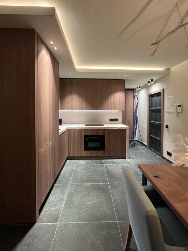 Moderne keuken in noten fineer en betonciré, gerealiseerd door Wabi Architecten en Ron Swam