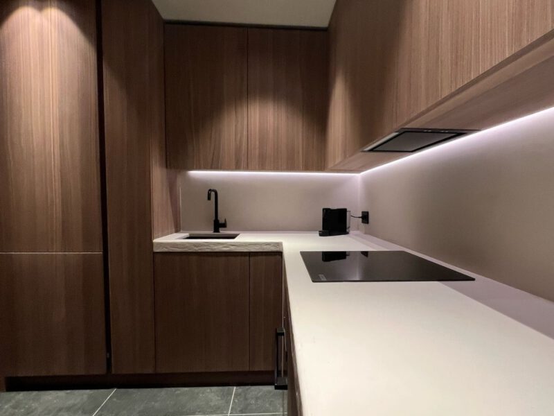 Detail keuken met betonciré werkblad en noten fineer fronten