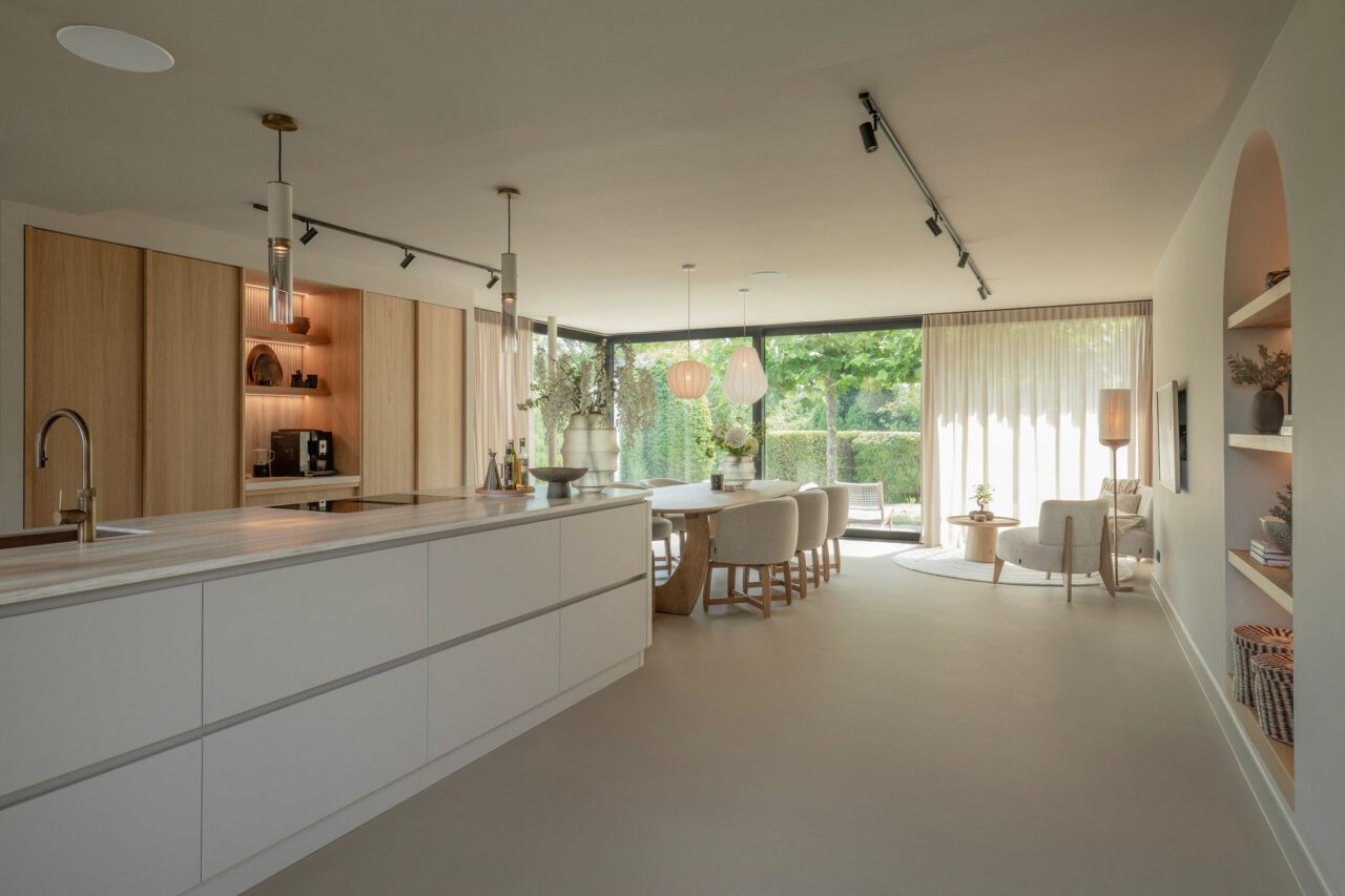 Wabi sabi woning Heenvliet met open keuken en zichtlijn naar de tuin, ontworpen door Wabi Architecten