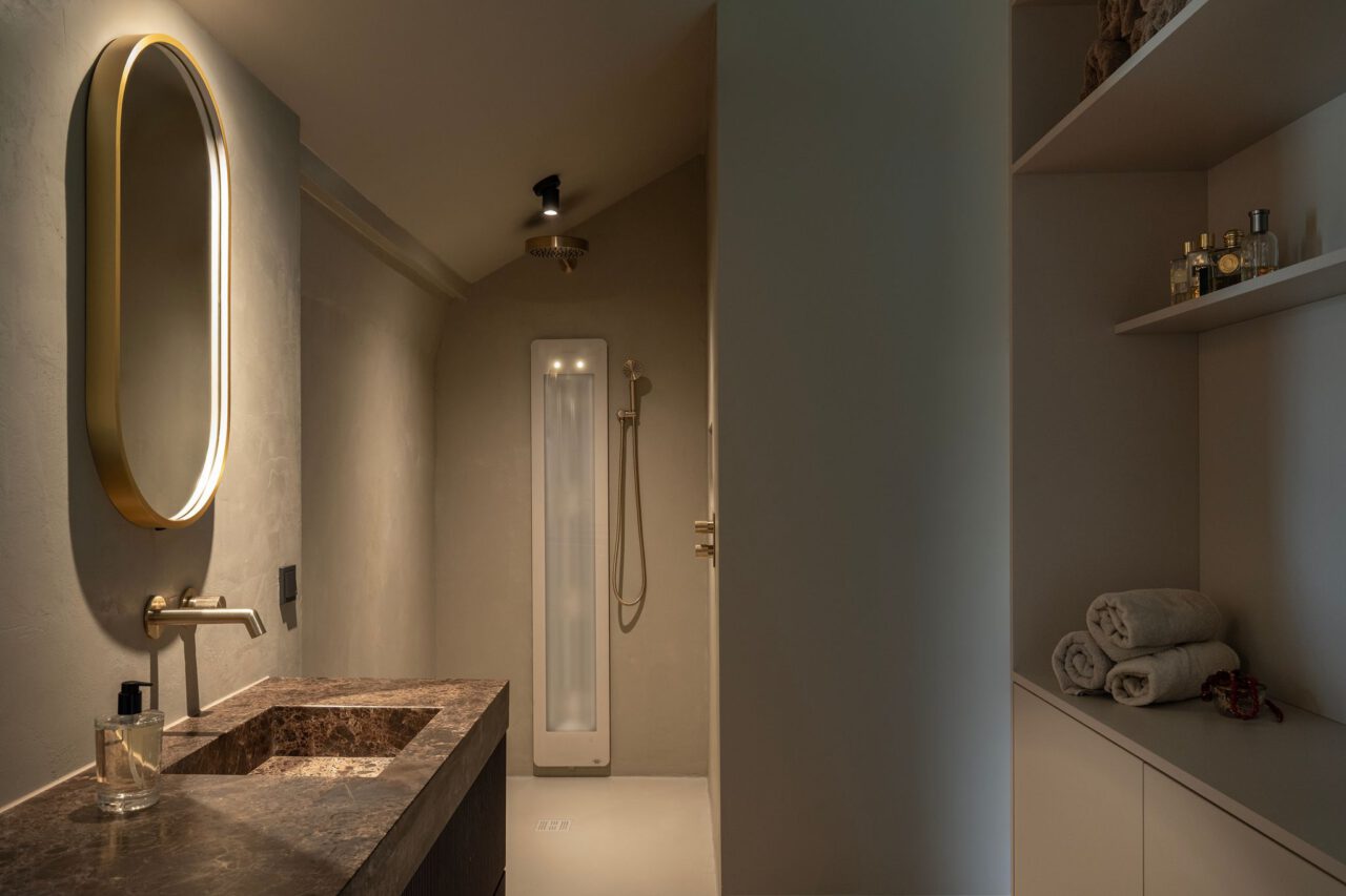 Badkamer met messing en marmer in de wabi sabi woning Heenvliet
