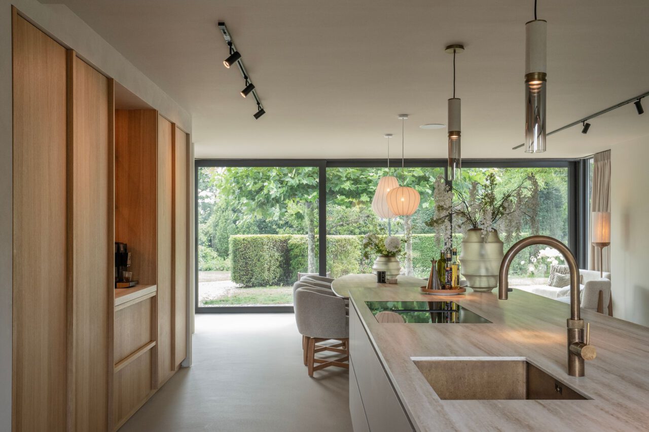 Kookeiland met zicht op de tuin in de wabi sabi woning Heenvliet
