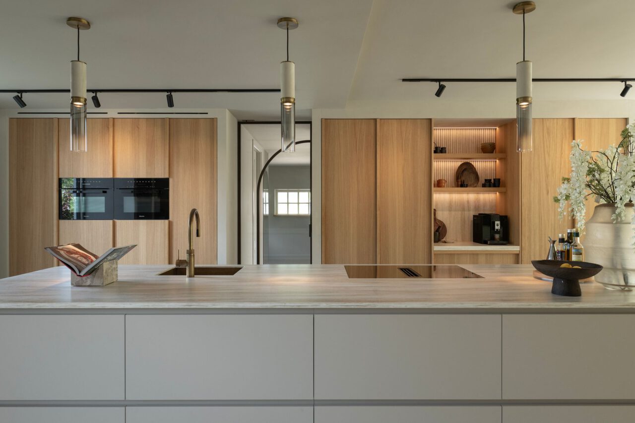 Keukeneiland in travertijn en eiken maatwerk in de wabi sabi woning Heenvliet