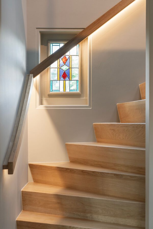 Eiken trap met glas in lood in de wabi sabi woning Heenvliet